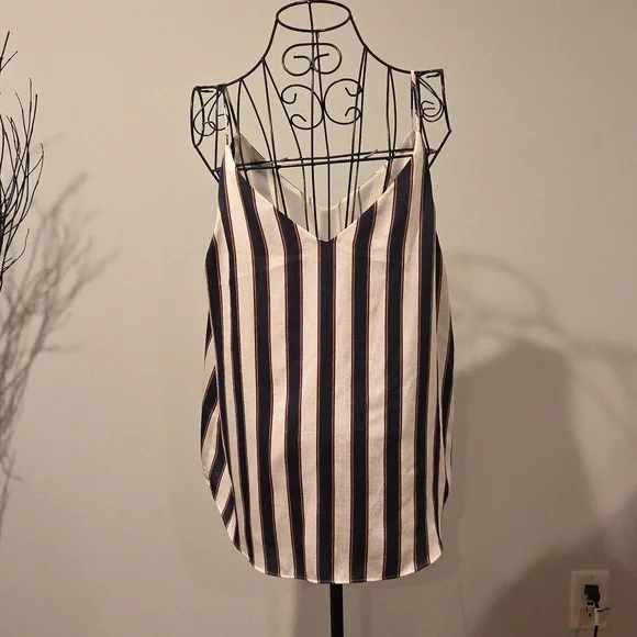 Express Elegant White and Blue Blouse - Picture 3 of 4